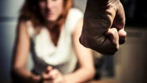 Seguita in Lamborghini e picchiata con il ferro da stiro rovente arrestato lo stalker - meteoweek.com