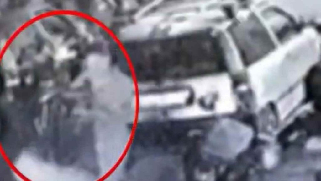 Spara al padre e al fratello perché non accettano la sua decisione di convivere [VIDEO]