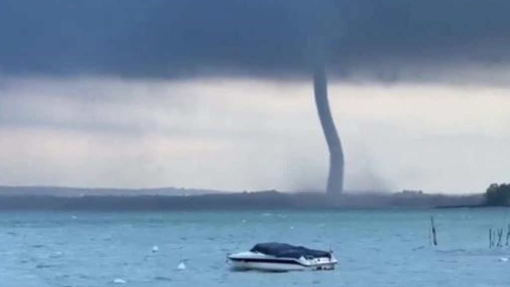 Tromba d’aria sul lago di Garda, attimi di paura: il ciclone ripreso in diretta sui social [VIDEO]