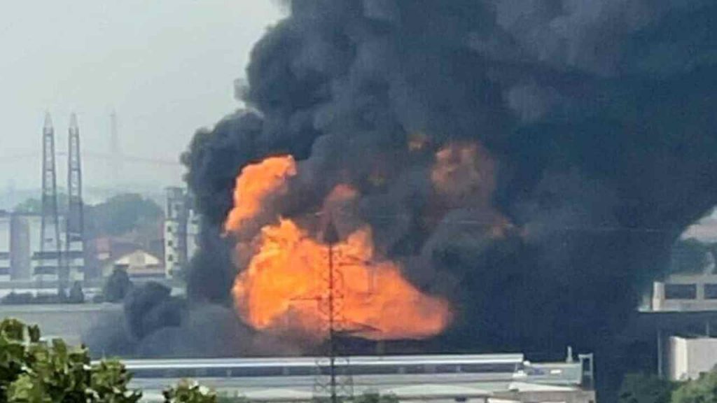 Azienda chimica va a fuoco: sei feriti, uno gravissimo, colonna di fumo visibile a chilometri di distanza [VIDEO]