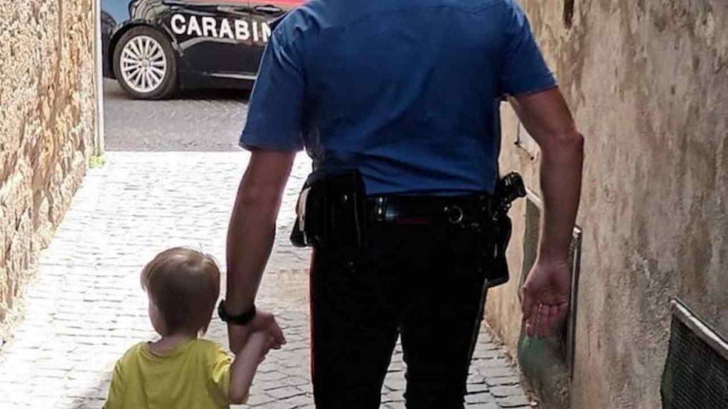 Lasciato solo in casa a 3 anni, bimbo esce e va in giro per strada di notte