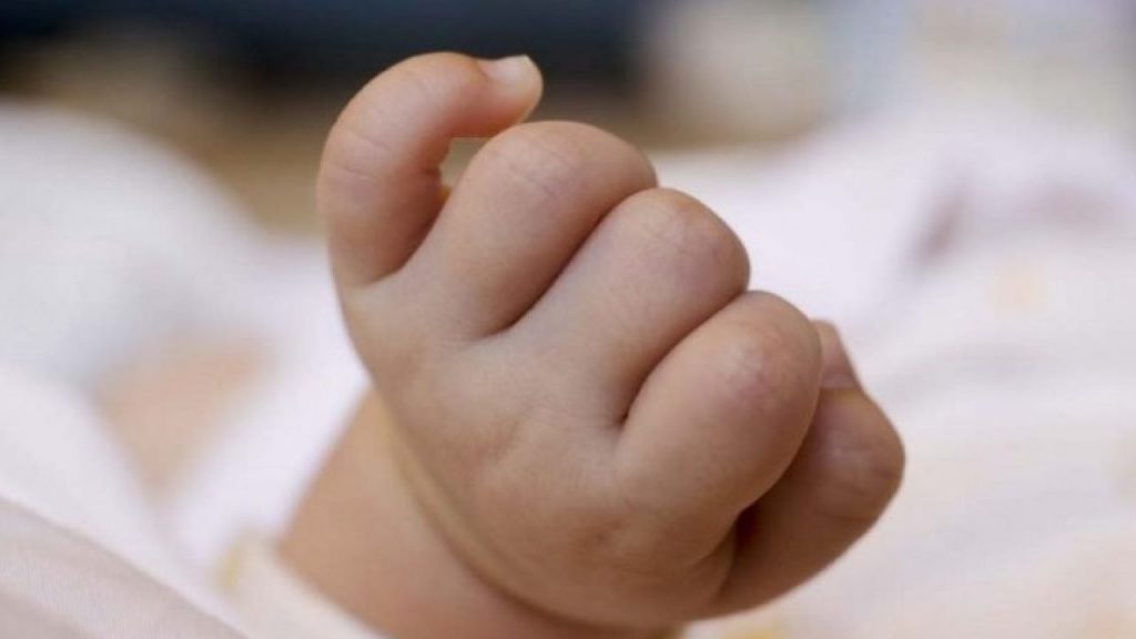 Fa sniffare cocaina a bimbo di due mesi: “Non smetteva di fare i capricci”