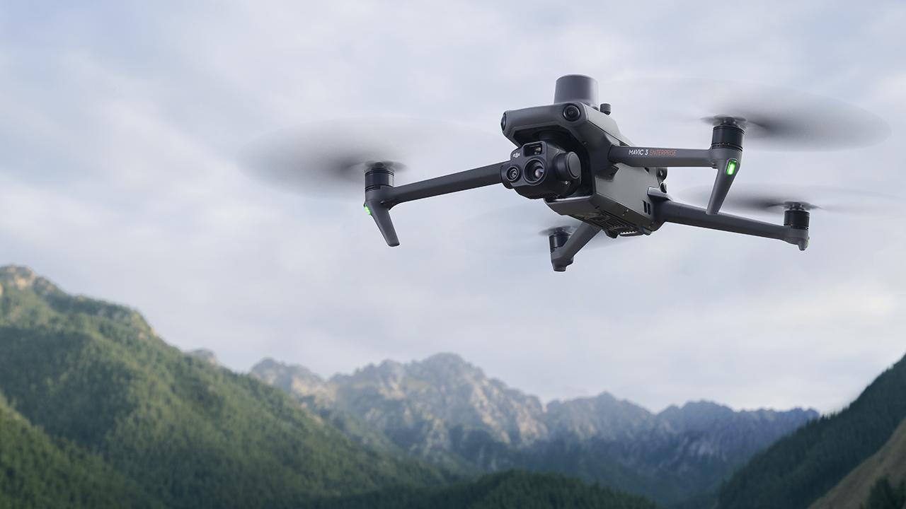 DJI Mavic 3 Enterprise esce in versione esclusiva: diventerà il drone ufficiale dei Vigili del Fuoco per salvarci