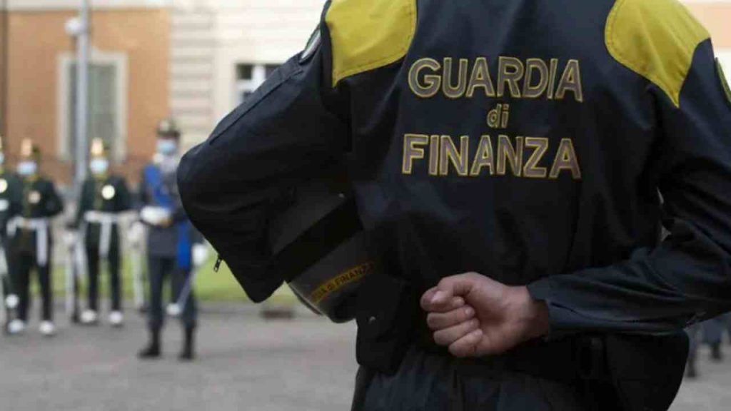 Sequestrati più di 1200 articoli pericolosi in un negozio: partono multe