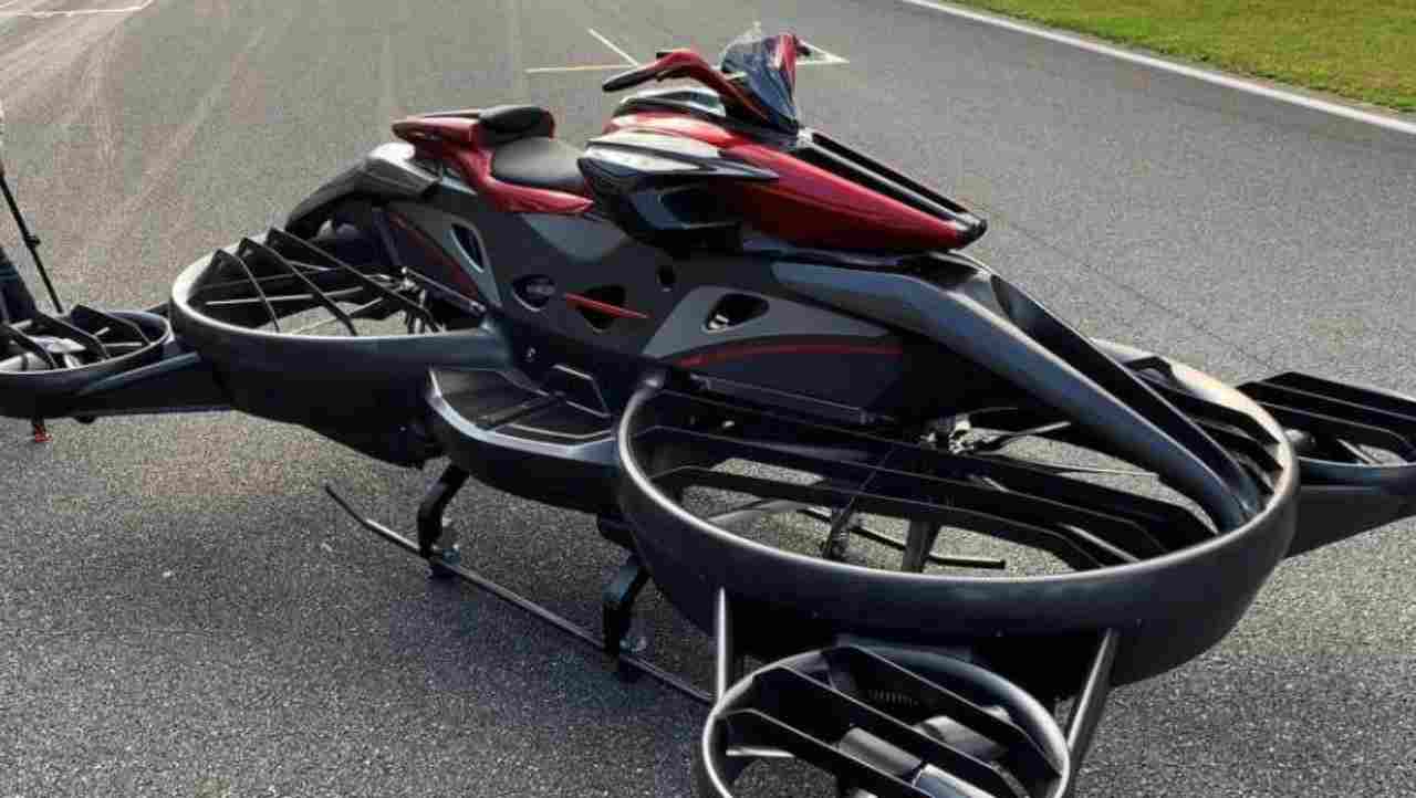 Una moto ed un drone si uniscono e creano un qualcosa di unico: sembra arrivare da Star Wars