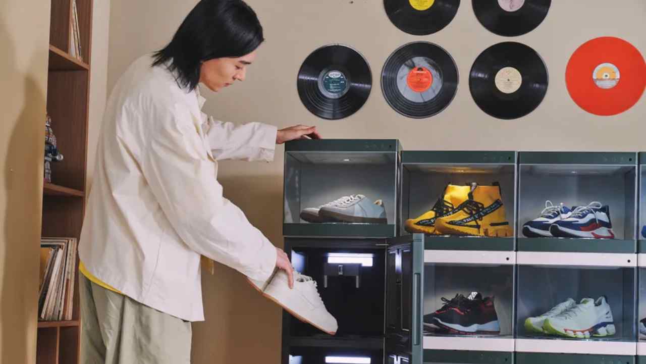 LG Styler ShoeCase una vetrina porta scarpe che le igienizza e conserva correttamente dopo l'uso