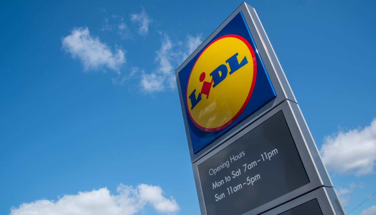 Lidl entra a gamba tesa nel mercato dell'elettrico: la sua mini auto si ordina online e si paga con mini rate