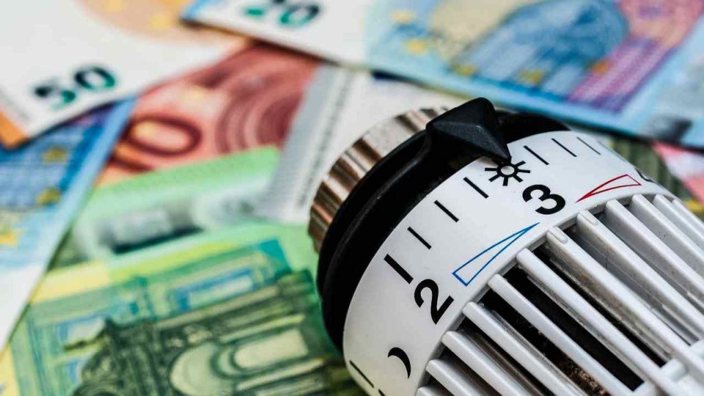 Luce e gas, partono tagli e razionamenti: cosa prevede il piano per risparmiare sull’energia