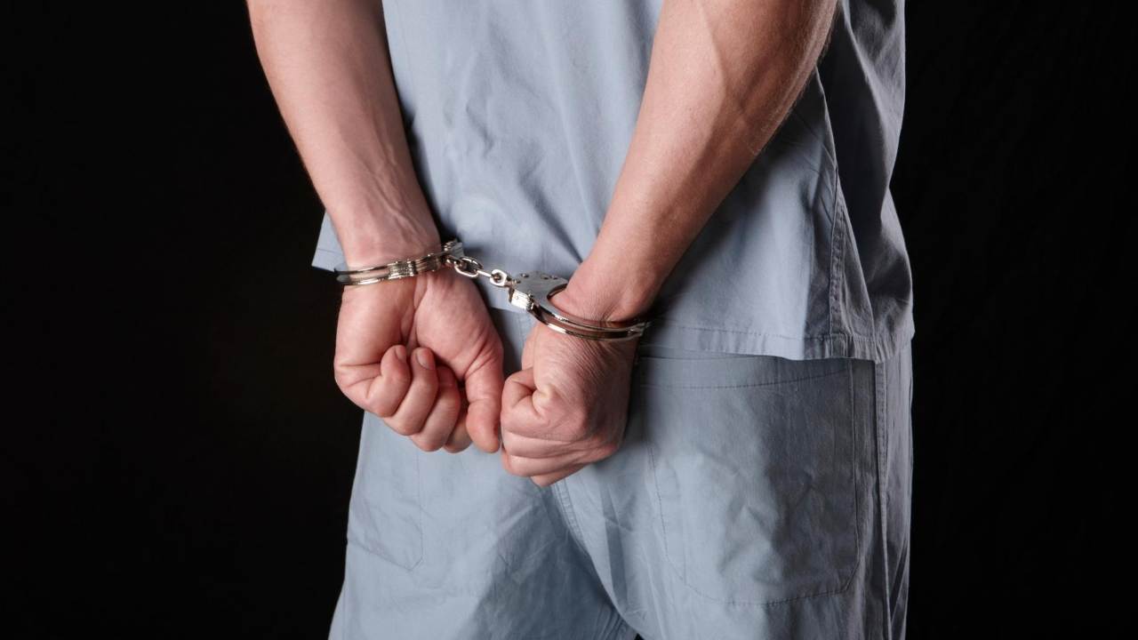Medico 69enne arrestato: è accusato di aver abusato ripetutamente di alcune pazienti minorenni