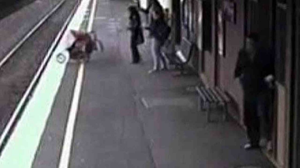 Madre sale per riprendere bagagli ma il treno riparte e la neonata in passeggino rimane da sola sulla banchina