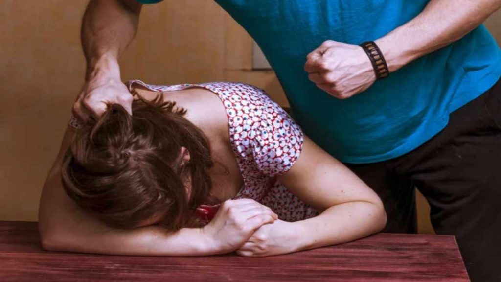 Picchia la moglie fino a farle perdere i sensi: il figlio chiama i carabinieri
