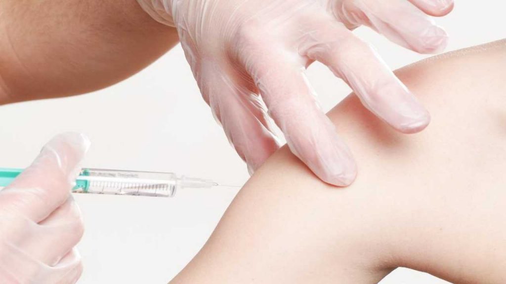 Quasi 7 milioni gli italiani senza nemmeno una dose di vaccino