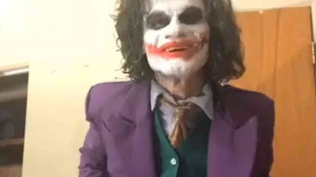 Si traveste da Joker e minaccia di fare una strage: «Conquisterò il mondo»