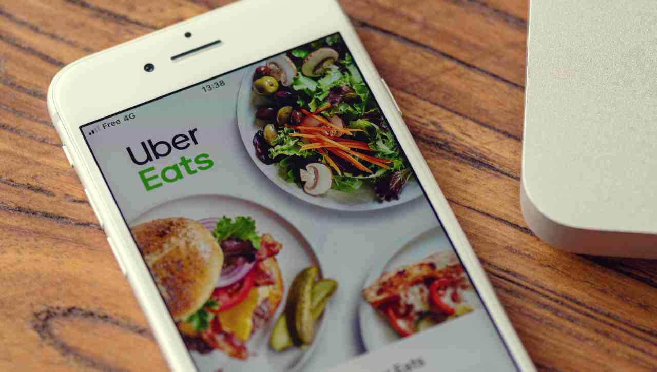 Uber Eats + Nuro = il futuro del delivery: a breve le loro consegne a guida autonoma ci "busseranno" sulla porta