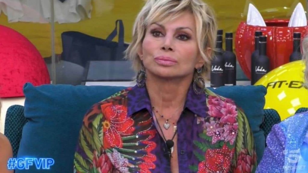 GF Vip 7: la caduta rovina di Carmen Russo durante la diretta [VIDEO]