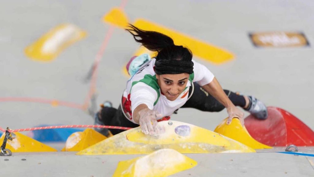 Folla festeggia l’arrivo a Teheran di Elnaz Rekabi, atleta iraniana che gareggiò senza velo
