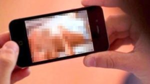 Gira video hot e lo invia su Whatsapp, ma arriva anche ai genitori la scoperta shock - meteoweek.com-min