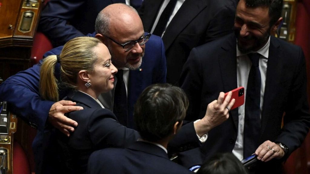 Fumata nera alla Camera, Meloni arriva tra gli applausi [VIDEO]