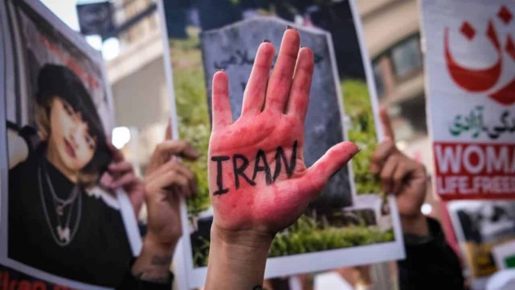 Muore a 16 anni, uccisa di botte: si era rifiutata di cantare l’inno pro-Khamenei