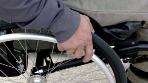 Pietre sul pianerottolo per non far uscire disabile vittima costretta a vivere reclusa in casa - meteoweek.com