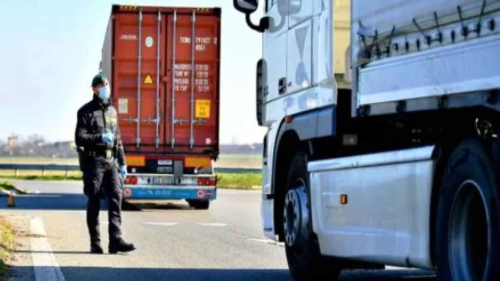 Blitz su strada dei finanzieri: fermato tir carico di prodotti alimentari fuori legge