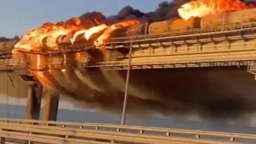 Camion-bomba esplode e incendia il ponte di Crimea [VIDEO]