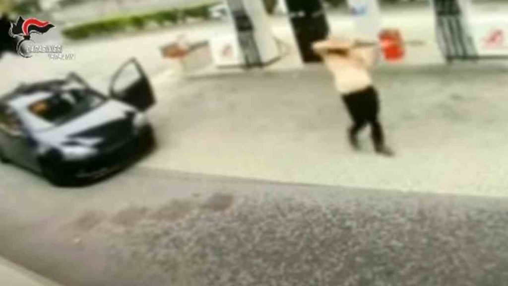 Follia nella notte: punta il fucile sugli automobilisti, poi fugge cercando di speronare le auto [VIDEO]