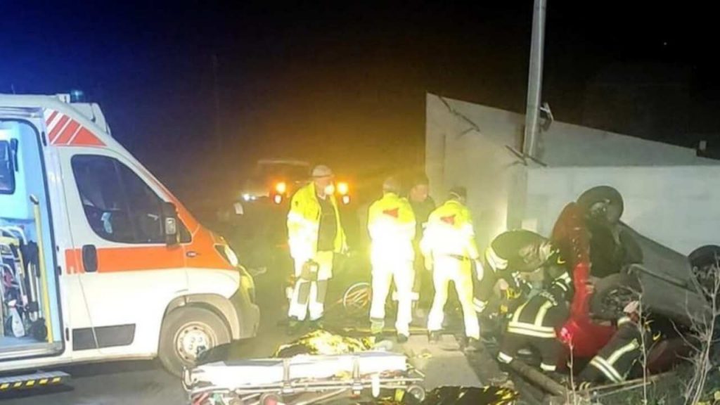 17enne prova a evitare un gatto con la minicar, che si ribalta: muore il fratello di 15 anni