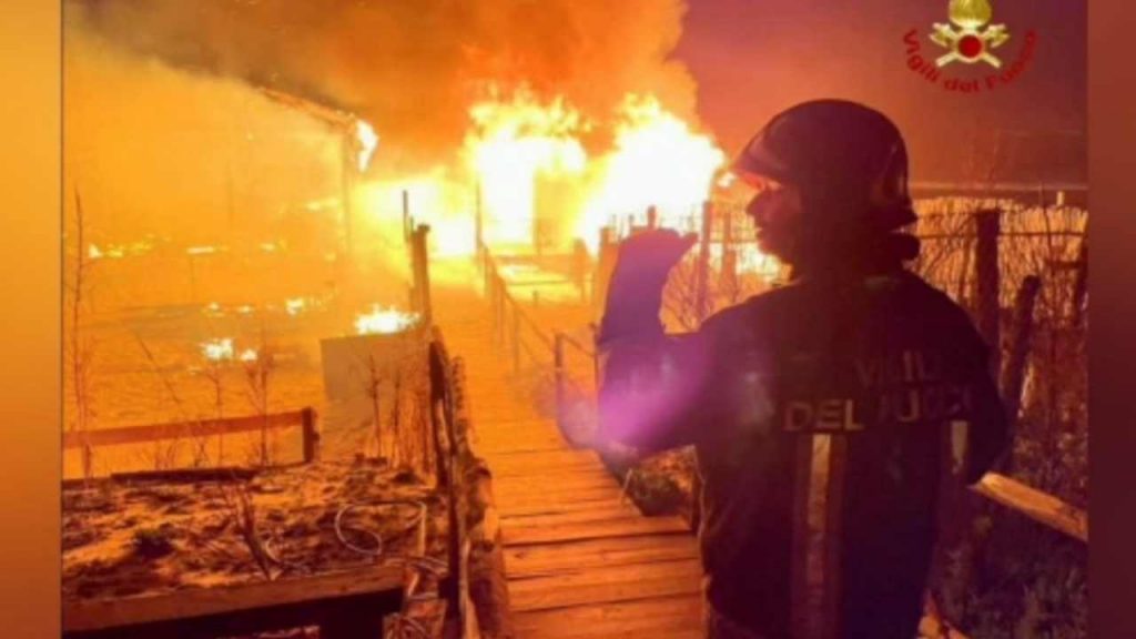 Mamma e figlia fanno incendiare il lido concorrente: quattro arresti per il rogo doloso