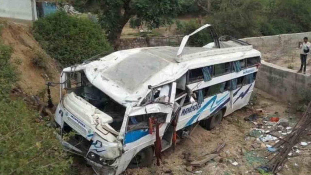 Nozze terminano in tragedia, bus con ospiti finisce in un burrone: muoiono 25 invitati