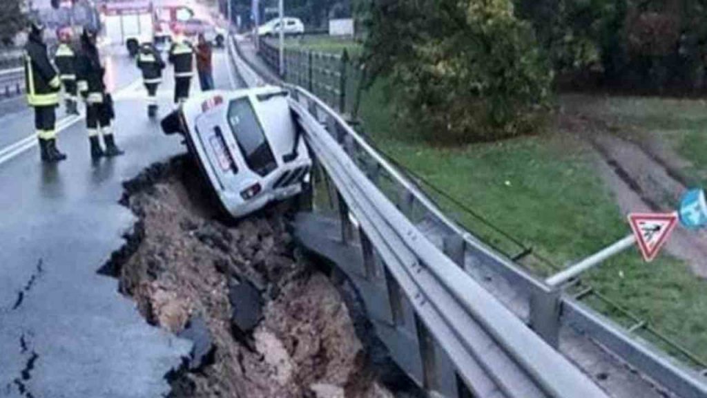Paura sul cavalcavia: si apre una voragine, auto viene inghiottita