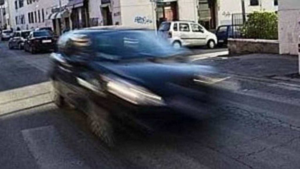 Pirata della strada falcia due turiste: si erano fermate ad aiutare un automobilista