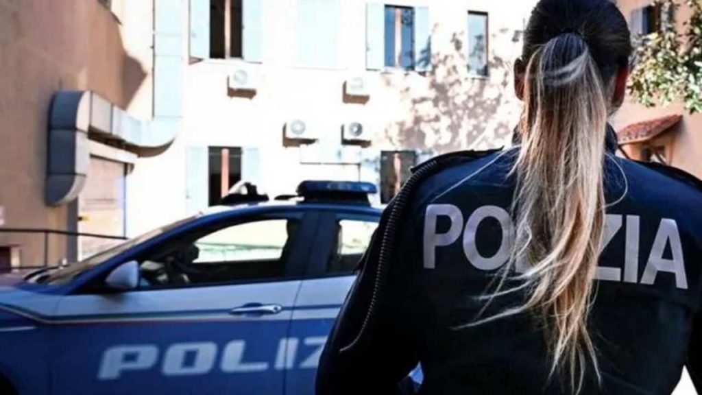 Poliziotta molestata al porto, in manette l’aggressore: un uomo straniero