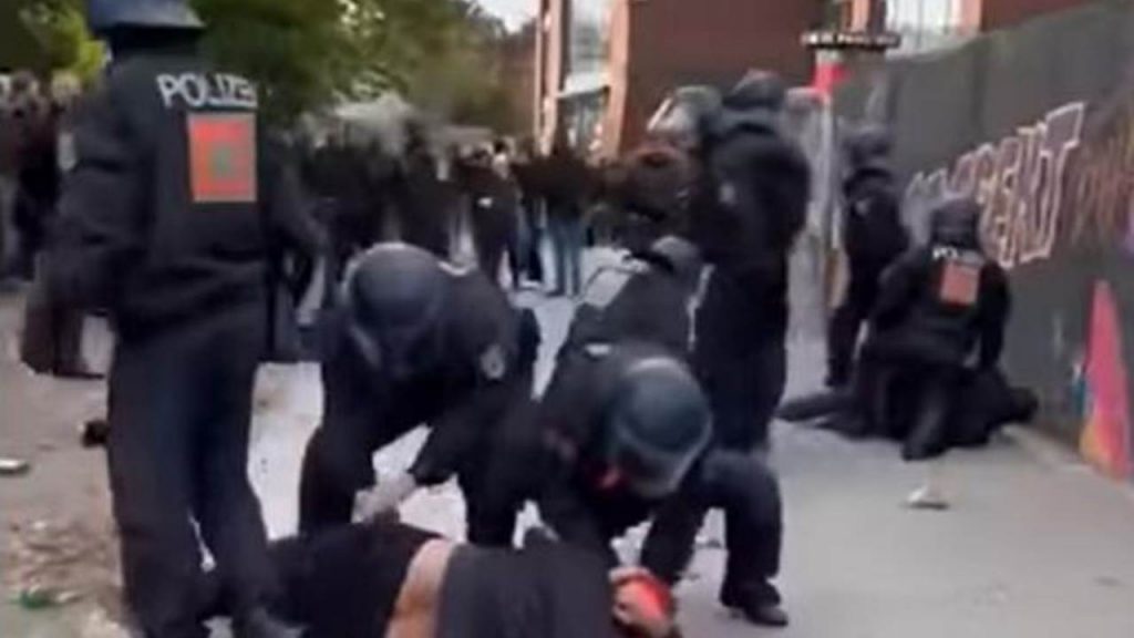 Amburgo, attivista di Venezia picchiato dalla polizia in uno scontro tra ultras