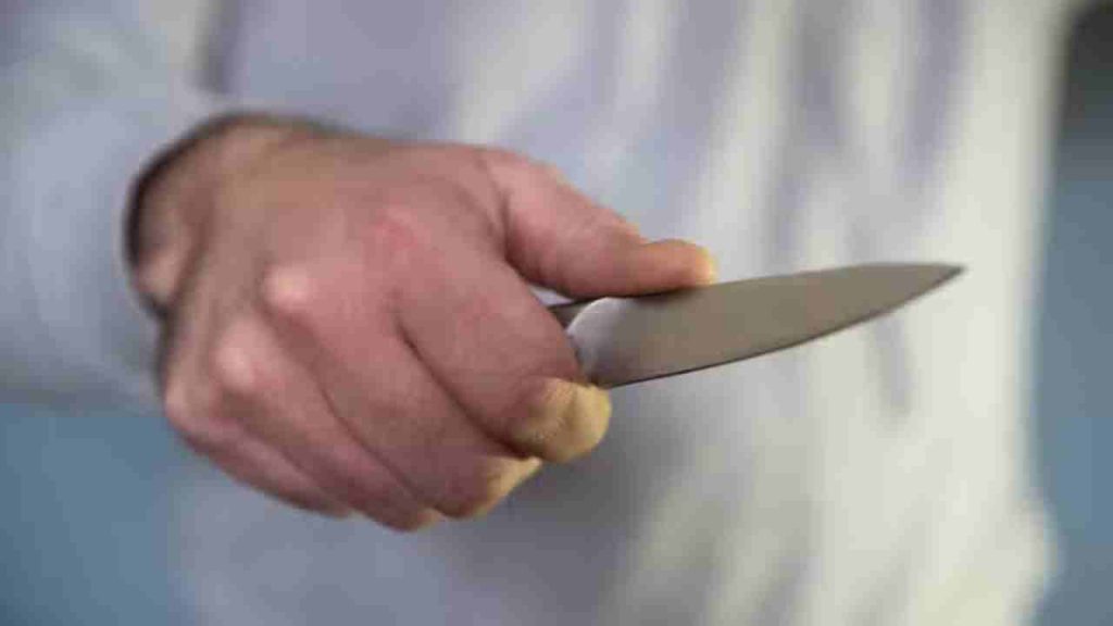 Si rifiuta di dargli da bere, scatta la furia del cliente: finisce a coltellate