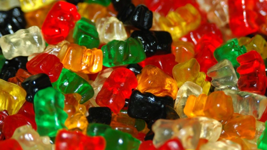Ritrova una assegno da 4 milioni e viene ricompensato in caramelle: “Un po’ pochino”