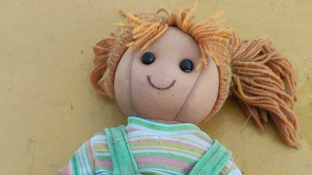 Ischia, volontaria trova una bambola nel fango Voglio restituirla a chi l'ha persa - meteoweek.com