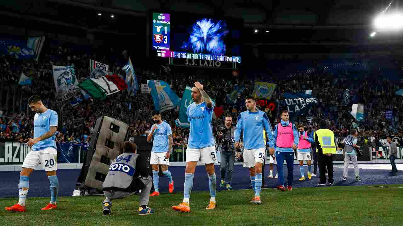 Giocatori della Lazio salutano i tifosi a fine partita (Credit: Ansa) 23112022 - Meteoweek.com