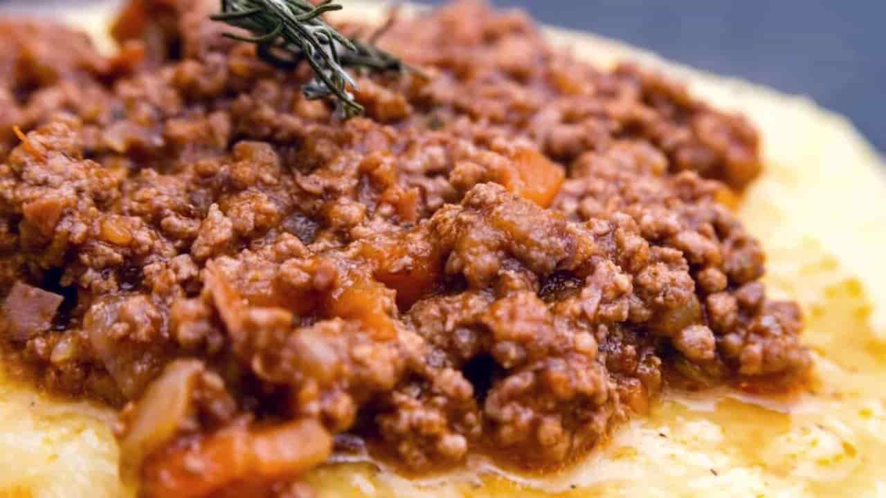 Orso con polenta a 18 euro, piatto servito al ristorante. Michela Brambilla Aberrante - meteoweek.com