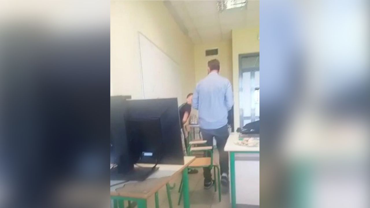 Pugno in pancia allo studente, il professore di Pontedera: "Ho la coscienza a posto"