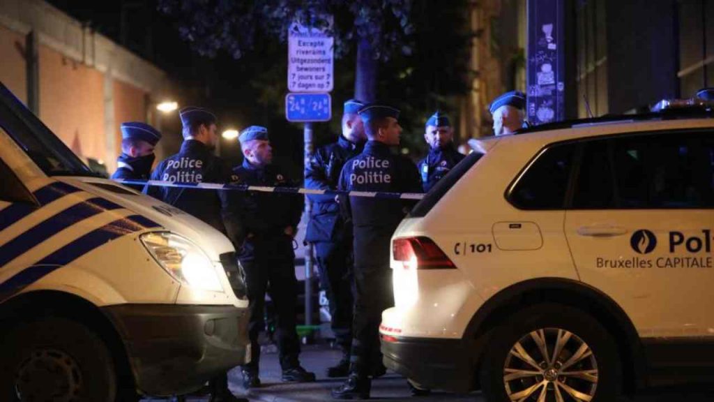 Accoltella due agenti a sangue freddo: poche ore prima aveva annunciato alla polizia che avrebbe ammazzato