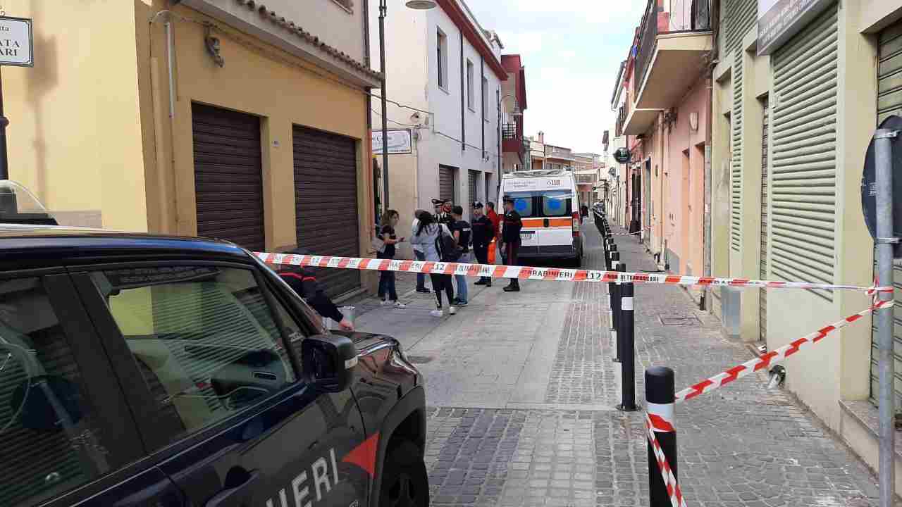 Uccide la moglie a coltellate poi si costituisce: l'allarme dato dai vicini