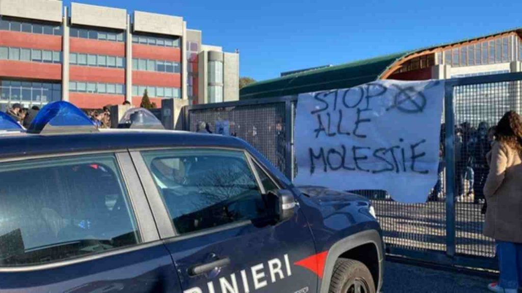 Molestie in un liceo, sotto inchiesta docente di matematica e la preside