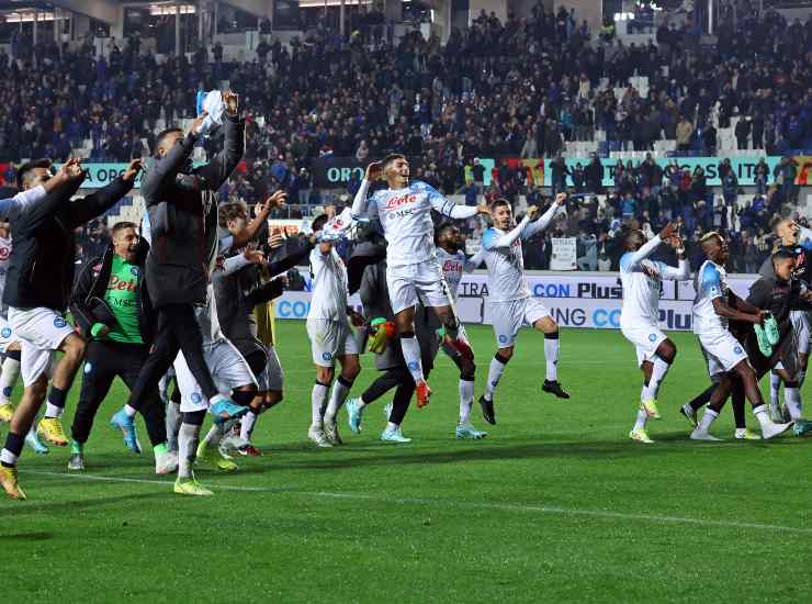 Giocatori del Napoli festeggiano la vittoria a Bergamo (Credit: Ansa) 08112022 - Meteoweek.com