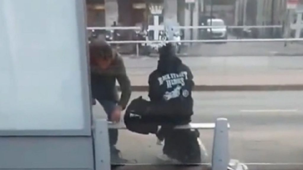 Salvini posta il video di un uomo che sniffa in stazione: è polemica [VIDEO]