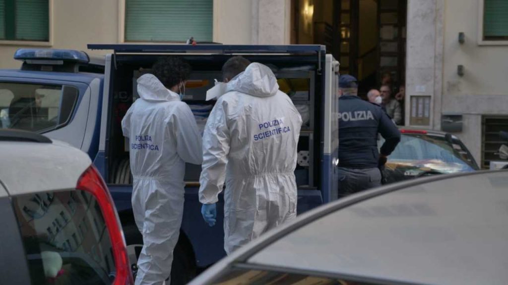 Omicidi Roma, autopsia vittime: killer ha sferrato decine di coltellate