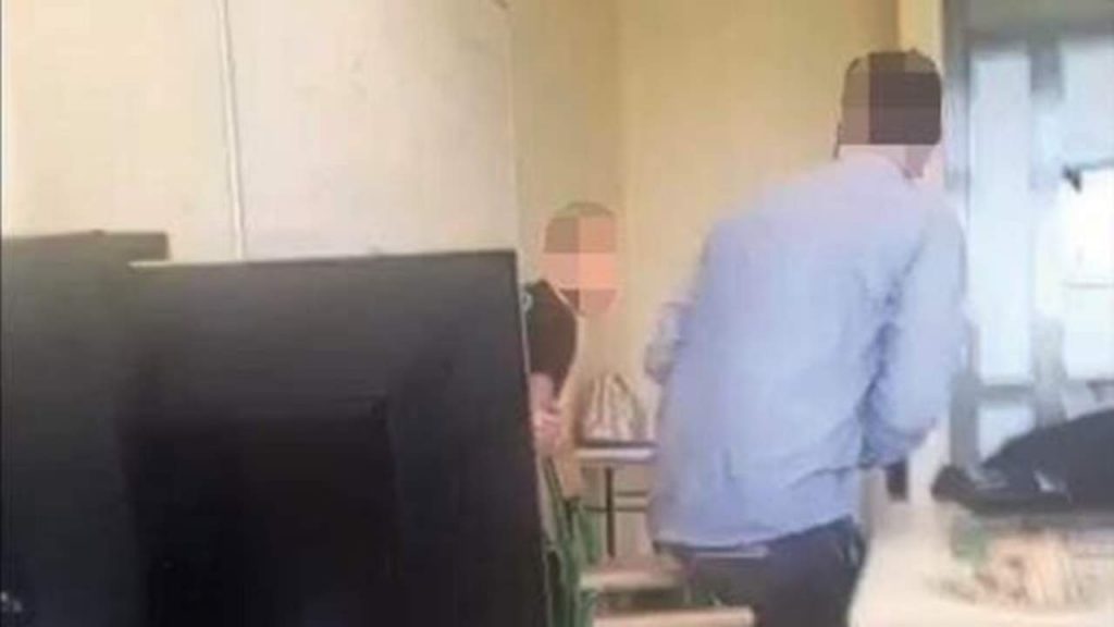 Prof. che tira pugno allo studente: cosa si nasconde dietro quel gesto [VIDEO]