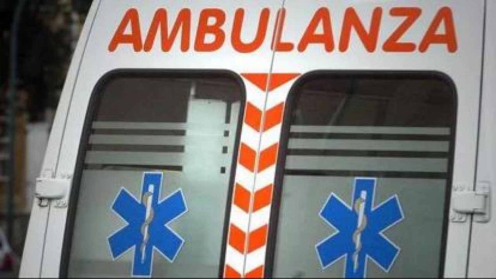 Si accascia a terra terrorizzato dal rapinatore armato di bastone: il dramma di un ristoratore