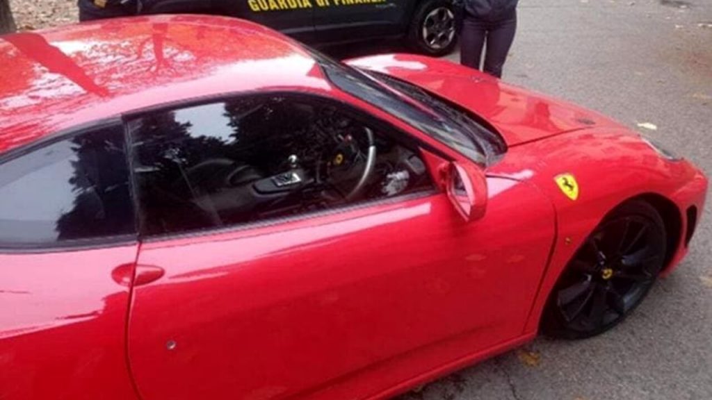 Si costruisce una Ferrari “taroccata”, ma non aveva fatto i conti con la Finanza