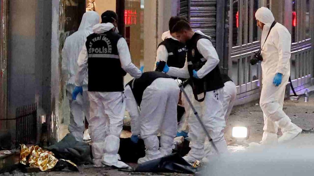 Violenta esplosione nel centro di Istanbul: morti e feriti [VIDEO]